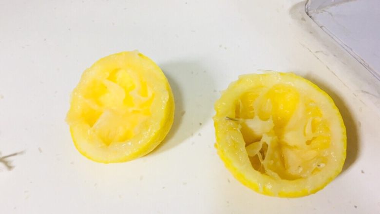 快手版零失败自制草莓酱,柠檬挤出汁(柠檬的作用就是调整酸甜程度的,喜欢酸一点那就30克,如果想要甜一点那就少一点<a style='color:red;display:inline-block;' href='/shicai/ 919'>柠檬汁</a>)