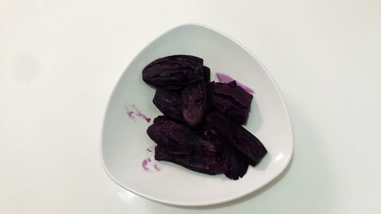 紫薯小馒头,早餐好伴侣,切片,上锅蒸熟。压成泥。