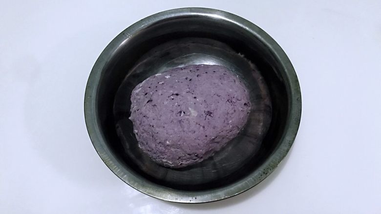 紫薯小馒头,早餐好伴侣,少量多次加入牛奶搅成絮状,揉成面团盖保鲜膜。