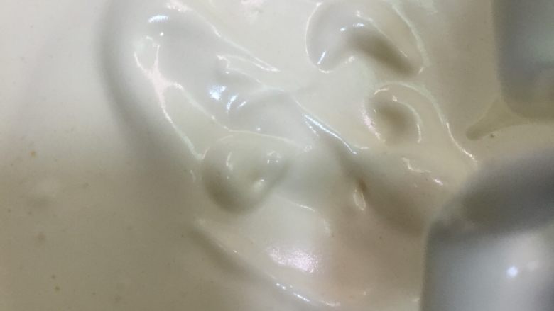 快手简易版可可小蛋糕
,打发成提起打蛋器蛋液往下滴没有马上消失即可。
