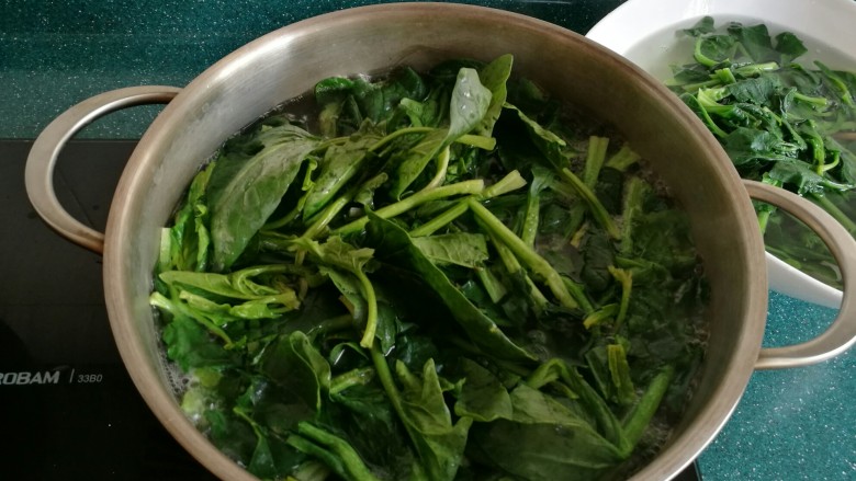 菠菜素饺子,锅里水开后,加入一小勺盐,然后放入<a style='color:red;display:inline-block;' href='/shicai/ 117'>菠菜</a>焯水,马上捞出放凉水投凉。