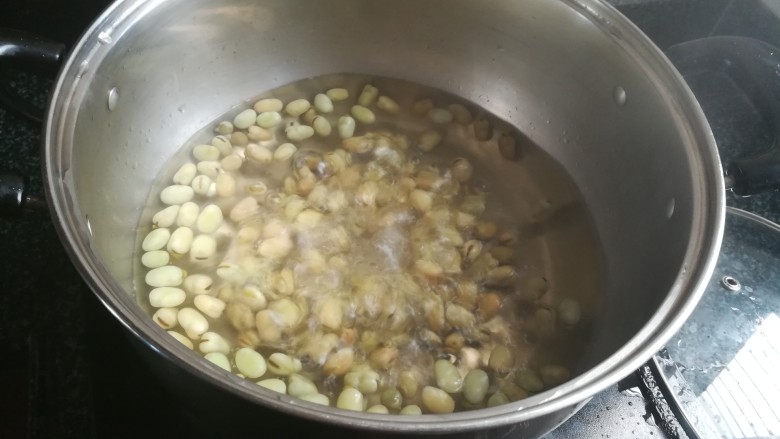 天青色等烟雨,而我在等你——蚕豆浓浆,蚕豆有点变色就好了,担心没熟,我特地吃了一个,没夹生就好了