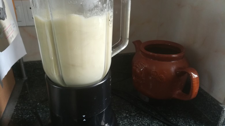 天青色等烟雨,而我在等你——蚕豆浓浆,打浆中,这颜色是不是就很好看了。
“天青色等烟雨,而我在等你”的感觉是不是就出来了?