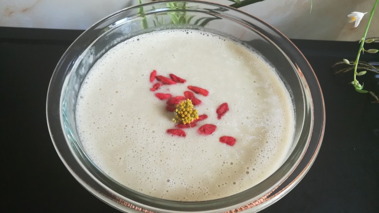 天青色等烟雨,而我在等你——蚕豆浓浆,一大早,来这么一碗美美哒的,香喷喷,口感极其稠厚的,细腻绵柔的“天青色等烟雨,而我在等你”——蚕豆浓浆的感觉,真的是美得不要不要的!