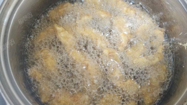 糖醋排条,转中小火,逐个放入肉条