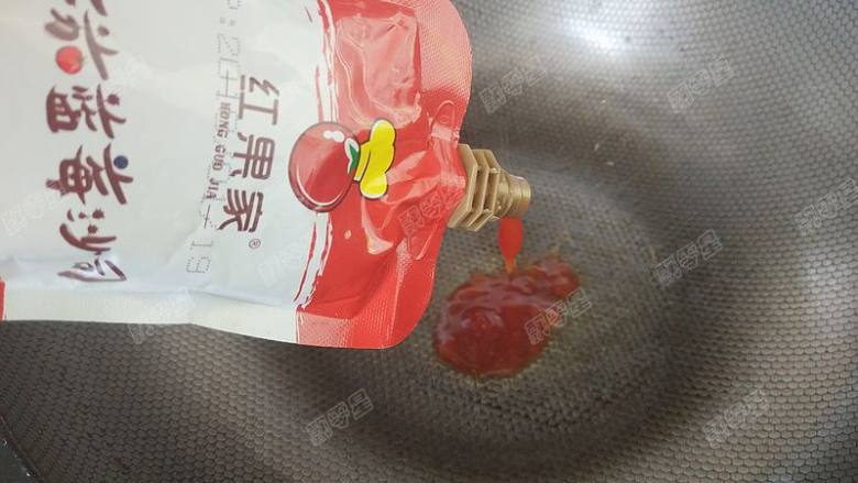 糖醋排条,锅中放少许油,开小火,放入适量<a style='color:red;display:inline-block;' href='/shicai/ 753'>番茄沙司</a>