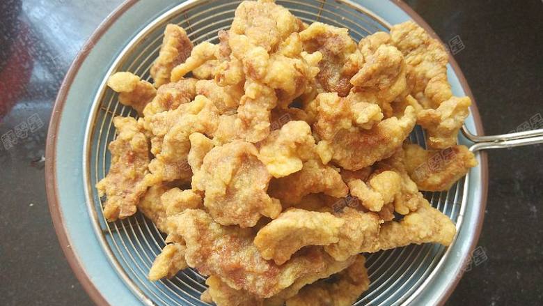 糖醋排条,大火炸至表面金黄酥脆,捞出备用