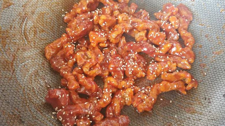 糖醋排条,关火,撒上少许<a style='color:red;display:inline-block;' href='/shicai/ 141911'>熟白芝麻</a>即可