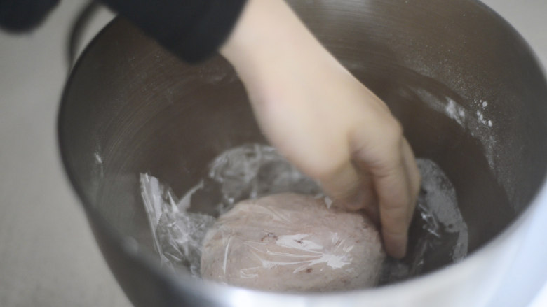 粉嫩豆沙包,变成一个团之后,盖保鲜膜(让表皮不干),加了红曲粉,看得出整个面团很粗糙,没有揉均匀。静置1小时,让面团出筋。
为什么不直接加酵母,因为室温是24度左右,酵母接触到面粉和<a style='color:red;display:inline-block;' href='/shicai/ 156925'>水</a>就会开始发酵,面团<a style='color:red;display:inline-block;' href='/shicai/ 156925'>水</a>份少,相比面包不易出筋,结果就是一边揉,酵母一边快活得吃着淀粉,排出气体,撑坏刚揉出来的脆弱的面筋,这面就揉不好了,包子蒸出来就是月球表面。