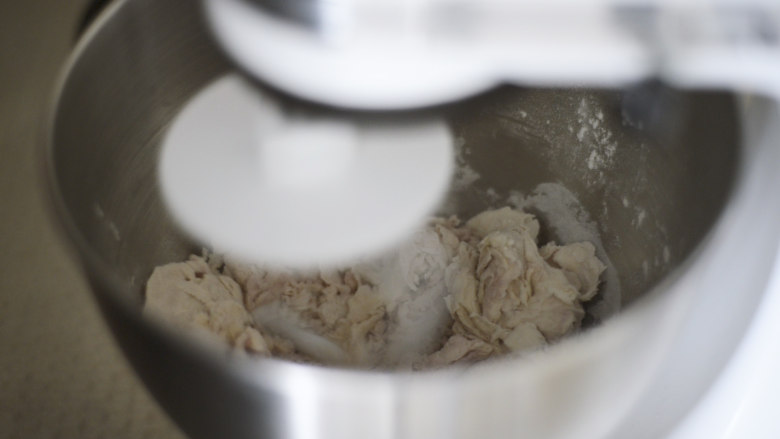 粉嫩豆沙包,除了酵母外的材料放入厨师机,揉大约1分钟左右。