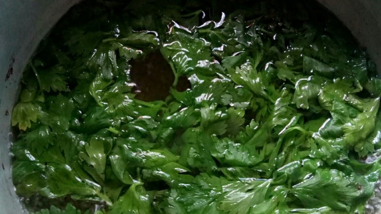 芹菜叶烤肠饼,水烧开,<a style='color:red;display:inline-block;' href='/shicai/ 2786'>芹菜叶</a>焯一下水。