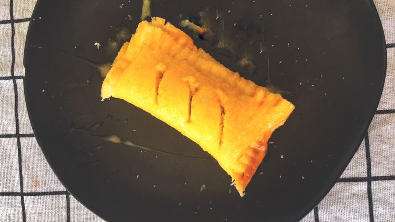 辅食12M➕:吐司苹果派,再在表面刷一层鸡蛋液