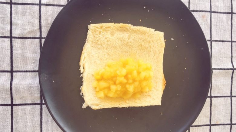辅食12M➕:吐司苹果派,在半边放上适量苹果内陷