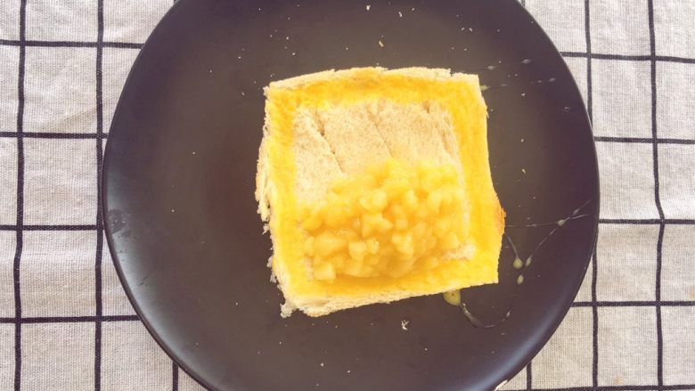 辅食12M➕:吐司苹果派,在吐司片四周刷上蛋黄液,另半边用刀子划几刀