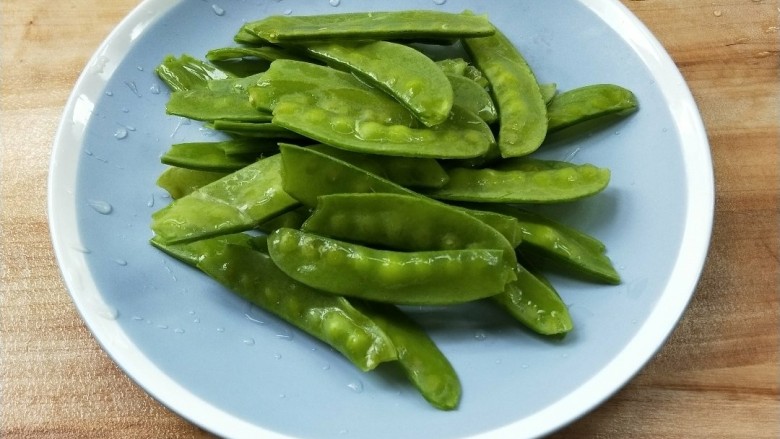了不起的小番茄+家常健脑菜,<a style='color:red;display:inline-block;' href='/shicai/ 81'>荷兰豆</a>洗净,撕去两边的硬丝。