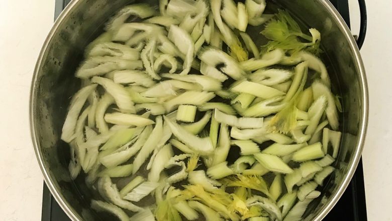清爽小菜 炝拌西芹,锅里加入冷水,烧开后加入西芹