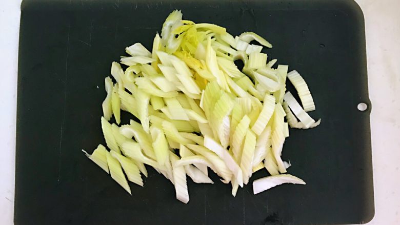 清爽小菜 炝拌西芹,把西芹切成小块