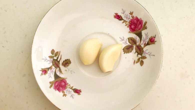 清爽小菜 炝拌西芹,蒜瓣2个