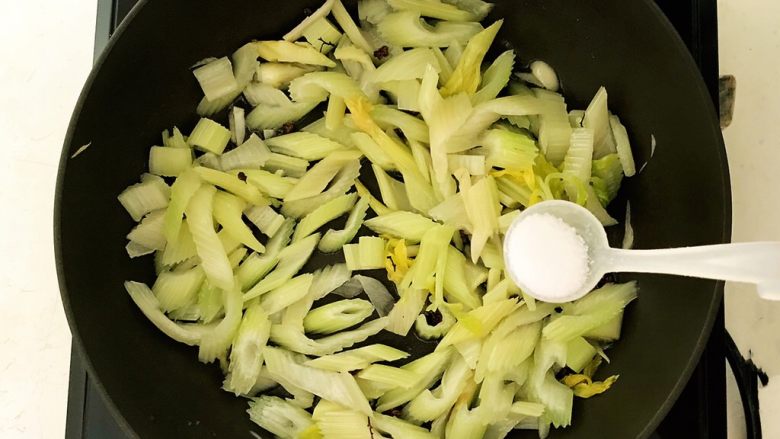 清爽小菜 炝拌西芹,加入2克精盐