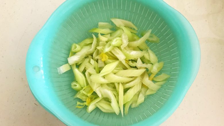 清爽小菜 炝拌西芹,沥干水份备用