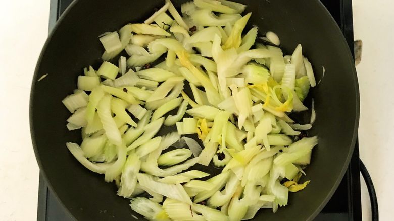 清爽小菜 炝拌西芹,翻炒均匀
