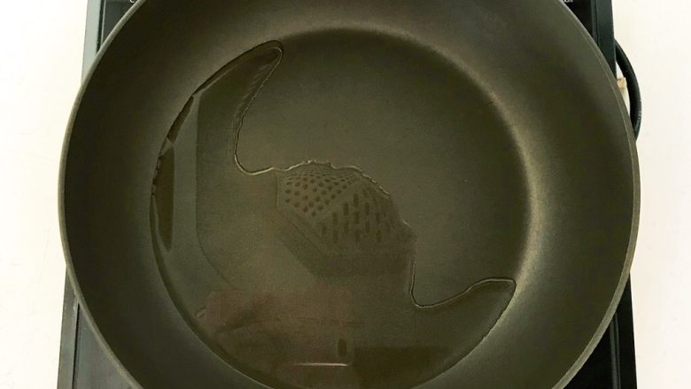 清爽小菜 炝拌西芹,炒锅烧热后加入1勺大豆色拉油