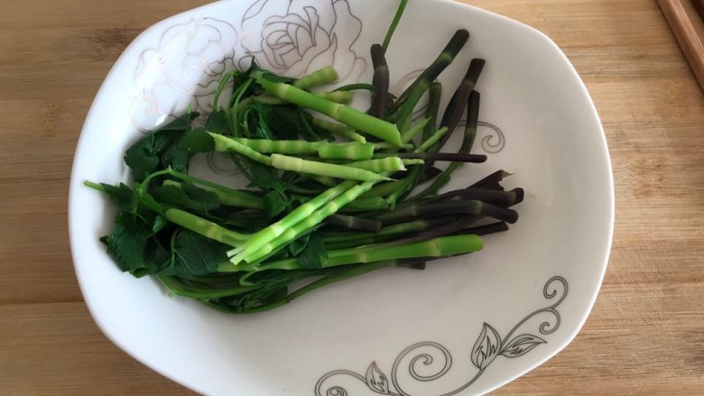 一起来品尝春天的味道-野菜炒饭,捞出焯好水的野笋野芹菜