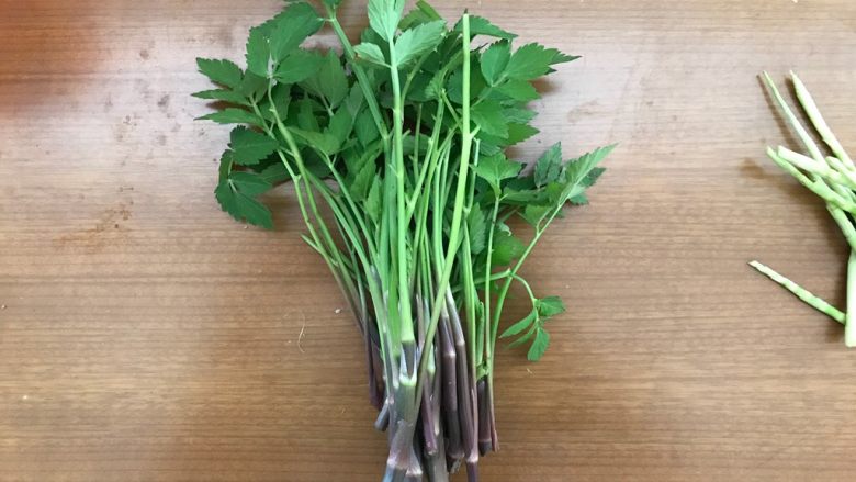 一起来品尝春天的味道-野菜炒饭,野芹菜摘干净