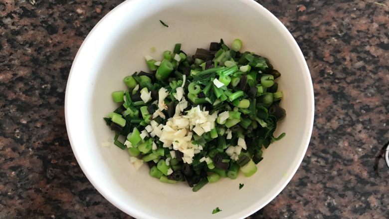 一起来品尝春天的味道-野菜炒饭,喜欢的话还可以切少许蒜末进去
不喜欢就算了