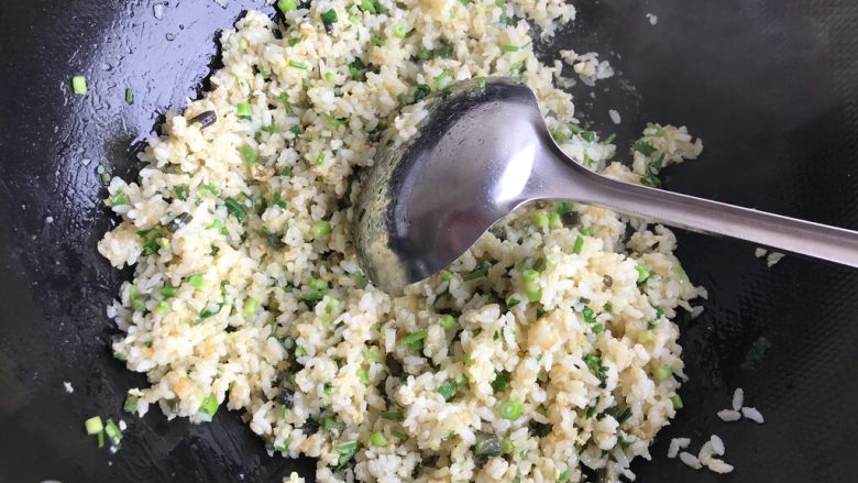 一起来品尝春天的味道-野菜炒饭,继续翻炒两分钟,米饭慢慢变的干燥
