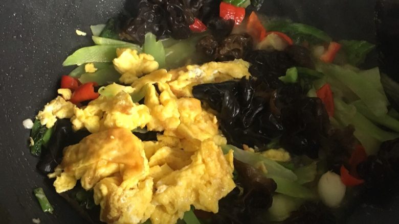 莴苣木耳炒鸡蛋,倒入炒熟的鸡蛋,翻炒片刻
尝一下味道,出锅前撒点<a style='color:red;display:inline-block;' href='/shicai/ 720'>胡椒粉</a>
