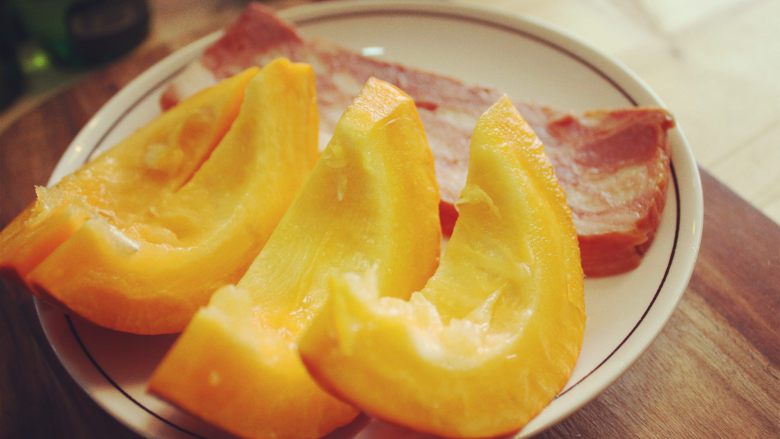 烤培根南瓜卷,把南瓜切成长条状，<a style='color:red;display:inline-block;' href='/shicai/ 443'>培根</a>绕南瓜一圈，用牙签固定！