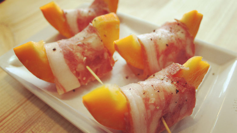 烤培根南瓜卷,烤箱预热200度，把南瓜淋上一点<a style='color:red;display:inline-block;' href='/shicai/ 851'>橄榄油</a>，放入烤15-20分钟