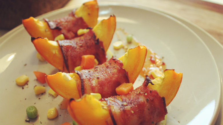 烤培根南瓜卷,取出后撒上盐和黑胡椒碎即可！