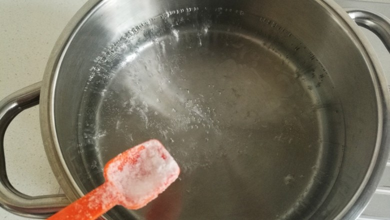 小白虾拌韭菜,锅中水烧开,放入适量的盐和几滴花生油。