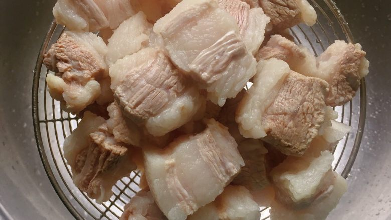 红烧肉炖土豆,煮开后捞出,冲洗干净,沥干水分备用
