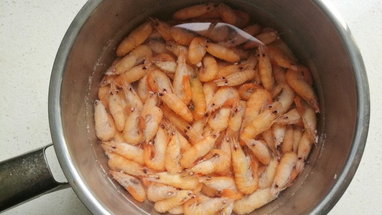 小白虾拌韭菜,煮熟后放入纯净水中过凉。