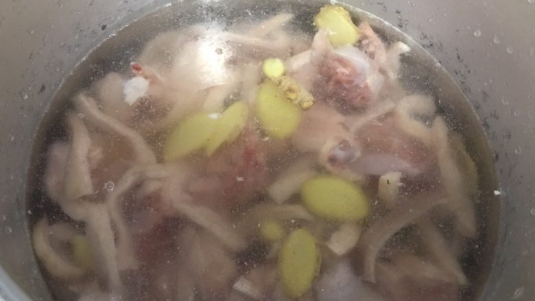 猪肚煲鸡,放进高压锅,加入1000g水,开火煮15分钟