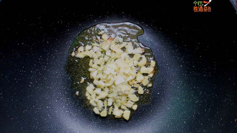 不加一滴油的健康可乐饼,锅内放一勺油,油热后放入洋葱丁爆香