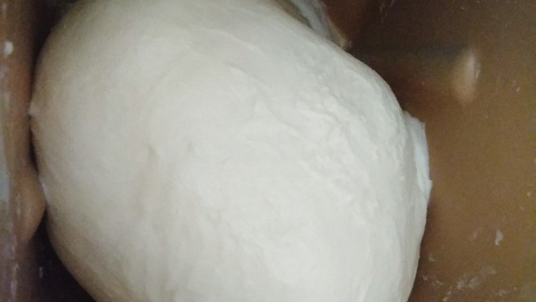 一次性发酵酸奶小餐包~~安安原创食谱~,一个程序后,面团揉到扩展状态;