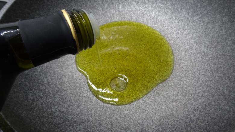 西西里鯷魚番茄義大利麵,煮麵的同時,將60ml橄欖油倒入鍋中,中小火。