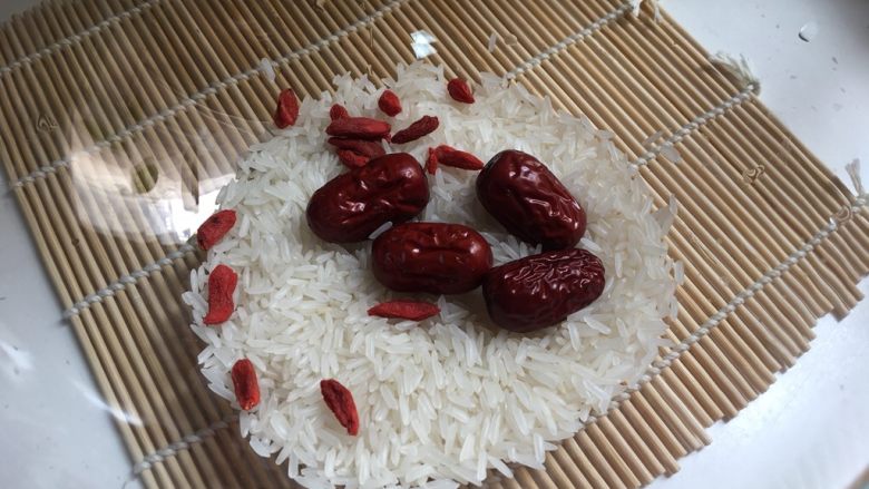 电压锅版红枣枸杞养生粥,备料(用的泰国香米)