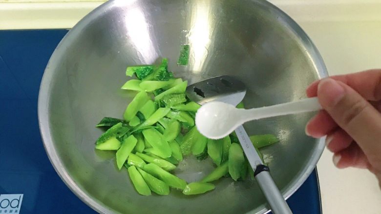 腊肠炒莴笋,加入少许盐(腊肠是咸的)