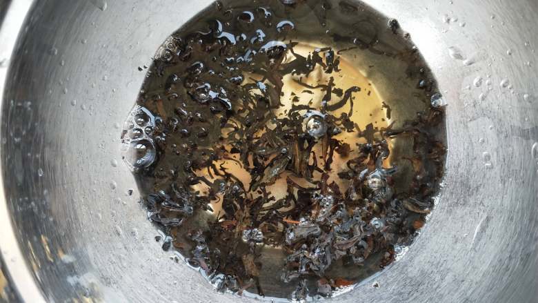 立夏要吃茶叶蛋,1、开水浸泡茶叶,如果你喜欢也可以用绿茶,但是绿茶做出来味道会淡许多,而且颜色也会很浅,我觉得<a style='color:red;display:inline-block;' href='/shicai/ 914'>红茶</a>还是是比较适合的,如果家里有那种袋泡<a style='color:red;display:inline-block;' href='/shicai/ 914'>红茶</a>更好,这样的话茶叶不会弄到哪里都是看,如果有茶包把茶叶包起来也可以,因为茶包用完了,只好散着放了。