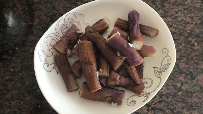 油泼饭捂茄子拌木耳,取出茄子,会有一点米饭,除非你是强迫症,否则的话无所谓挑不挑干净米饭粒