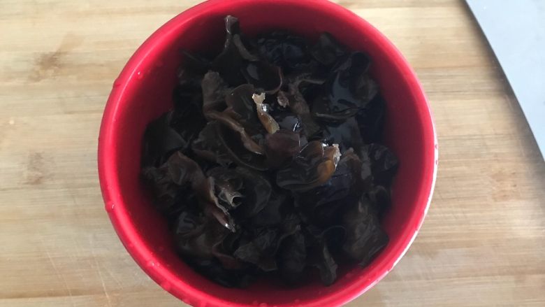 油泼饭捂茄子拌木耳,泡发好的黑木耳去蒂洗净,撕成小朵