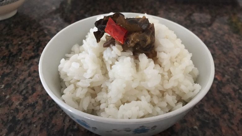 油泼饭捂茄子拌木耳,米饭融入了茄子的清香,好吃的不要不要的