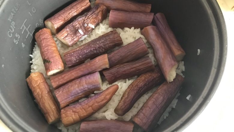 油泼饭捂茄子拌木耳,好了,饭煮好了,茄子也熟了