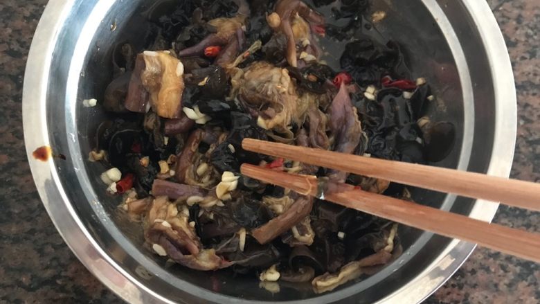 油泼饭捂茄子拌木耳,搅拌均匀,即可