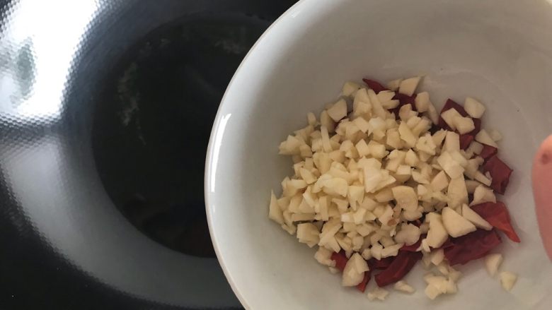 油泼饭捂茄子拌木耳,待锅内油七分热时,下大蒜和干辣椒